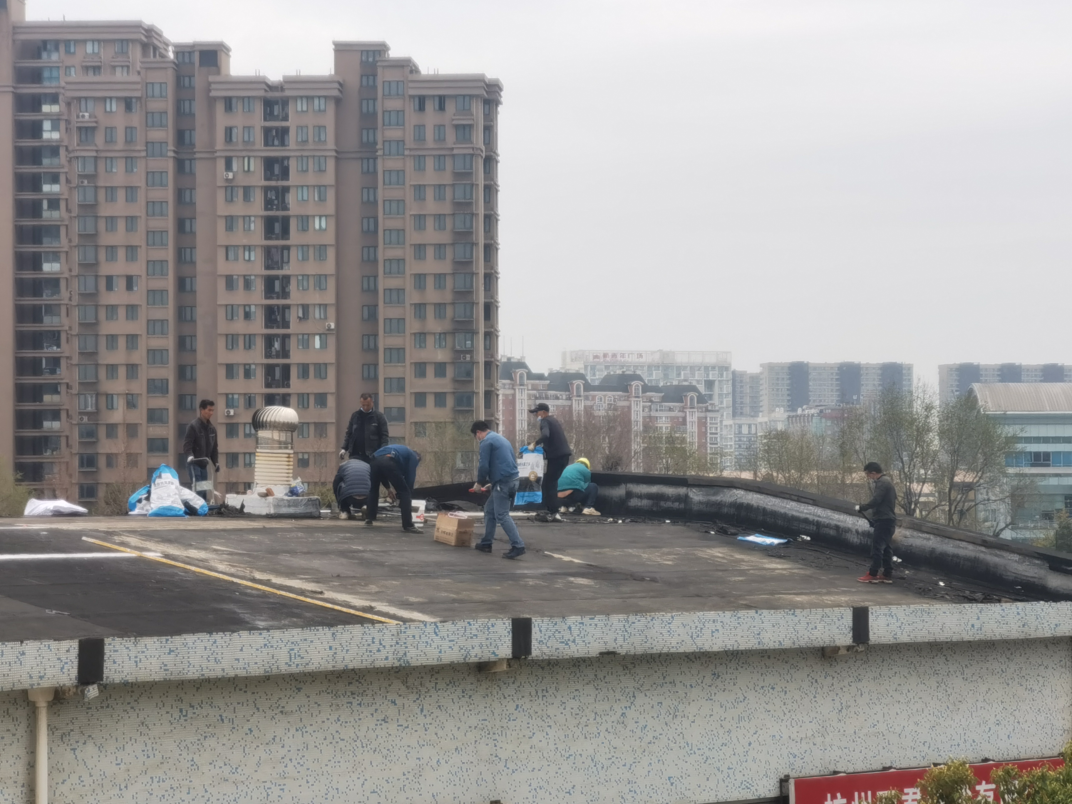 建華市場屋頂防水維修進(jìn)行中