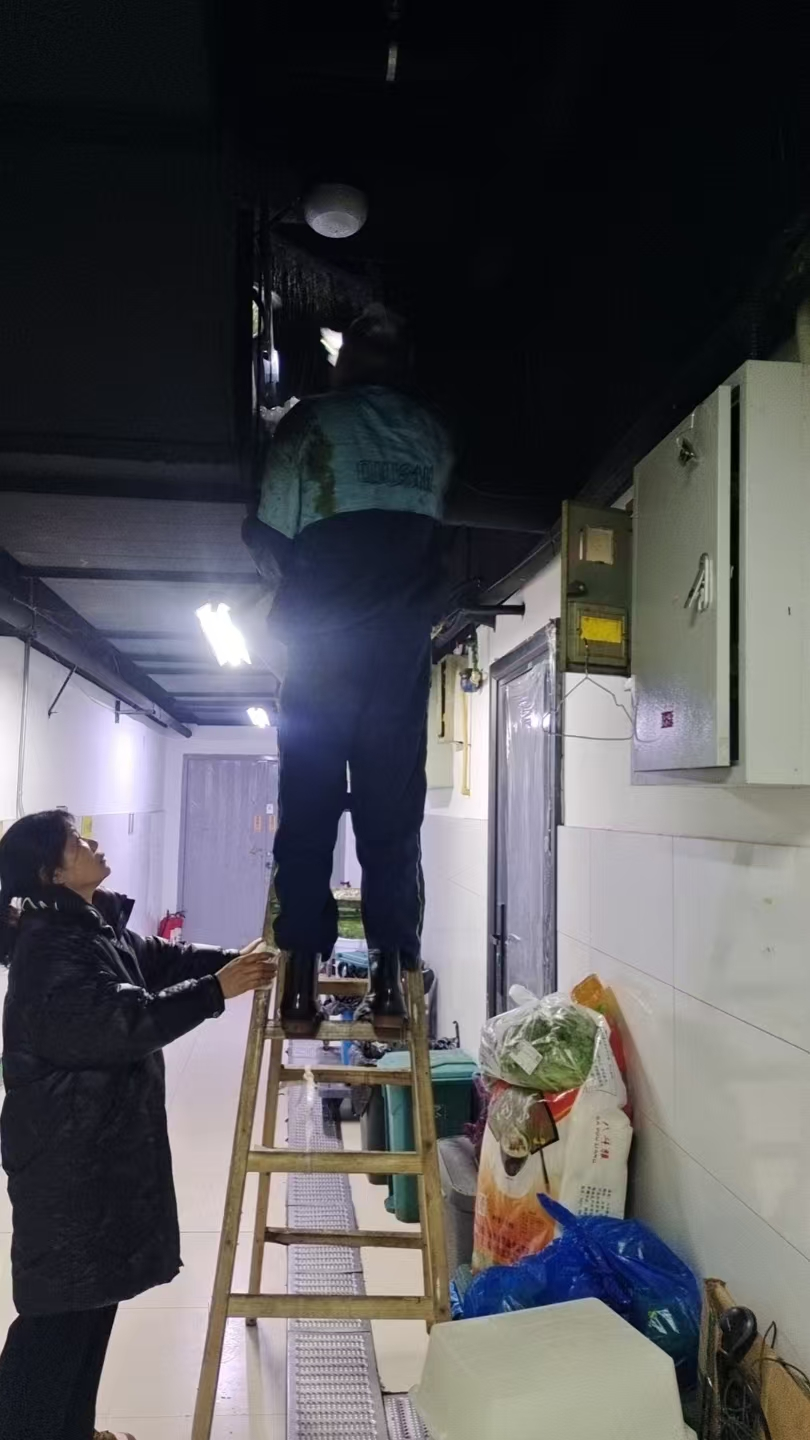 深度清潔油煙道 錢江商城物業為美食廣場安全加碼