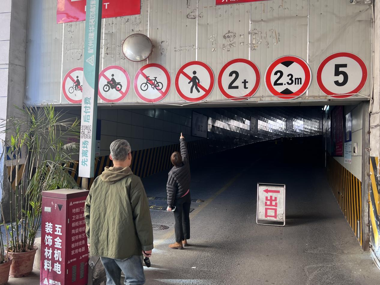 迎新春  保安全錢江商城進行節前廣告位專項大檢查