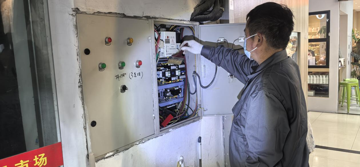 錢江商城排煙風機控制柜維護完成，安全保障再升級