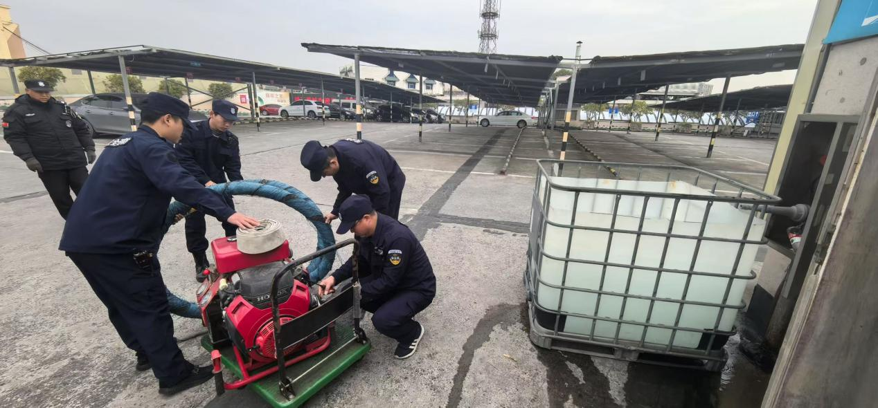 錢(qián)江商城開(kāi)展消防應(yīng)急汽油泵維護(hù)