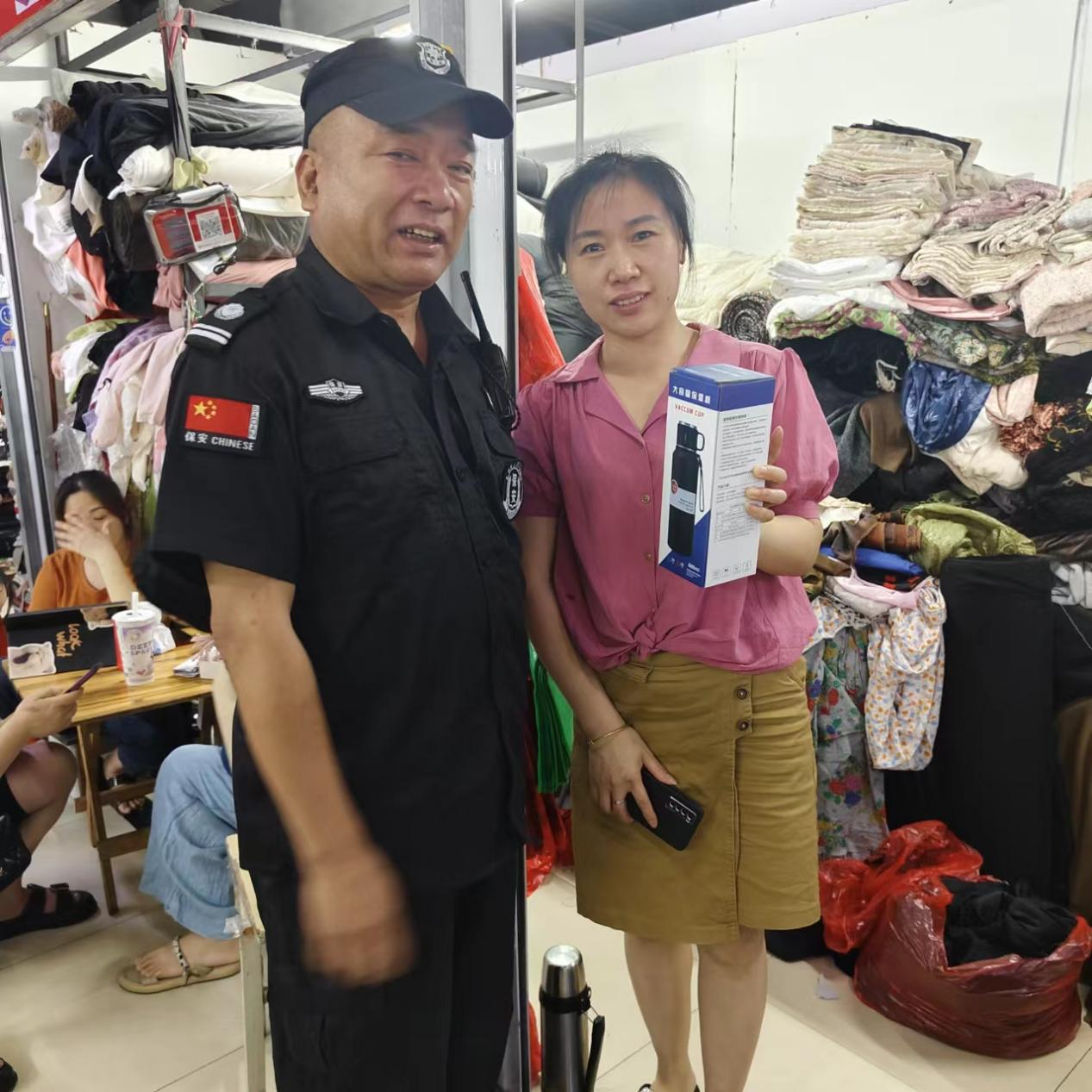 化險為夷！熱心商戶見義勇為，危急情況扶梯救人