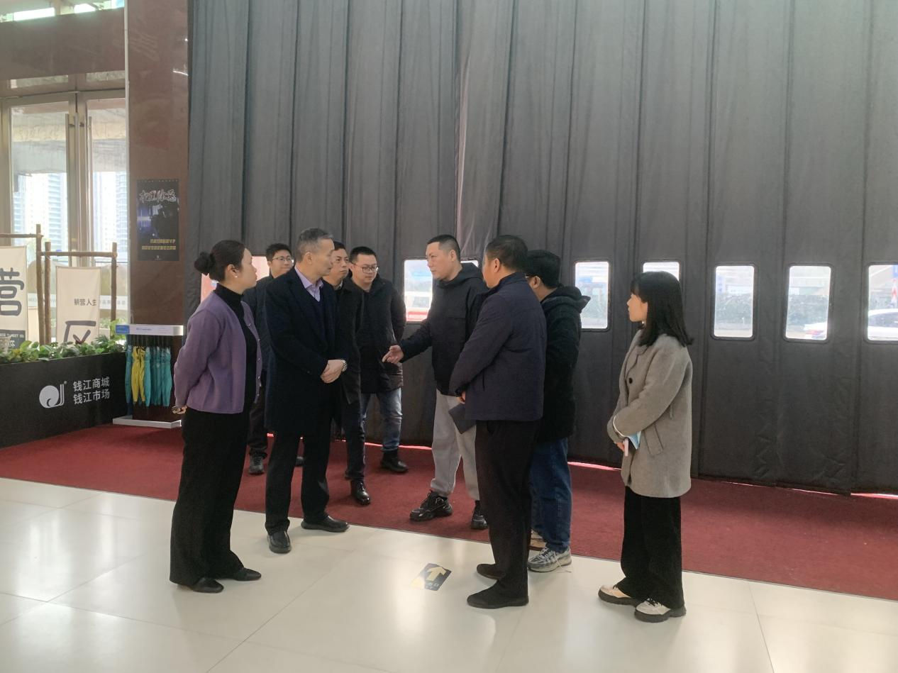 拱墅區(qū)應(yīng)急管理局一行走訪錢江商城開展專業(yè)市場消防安全調(diào)研工作