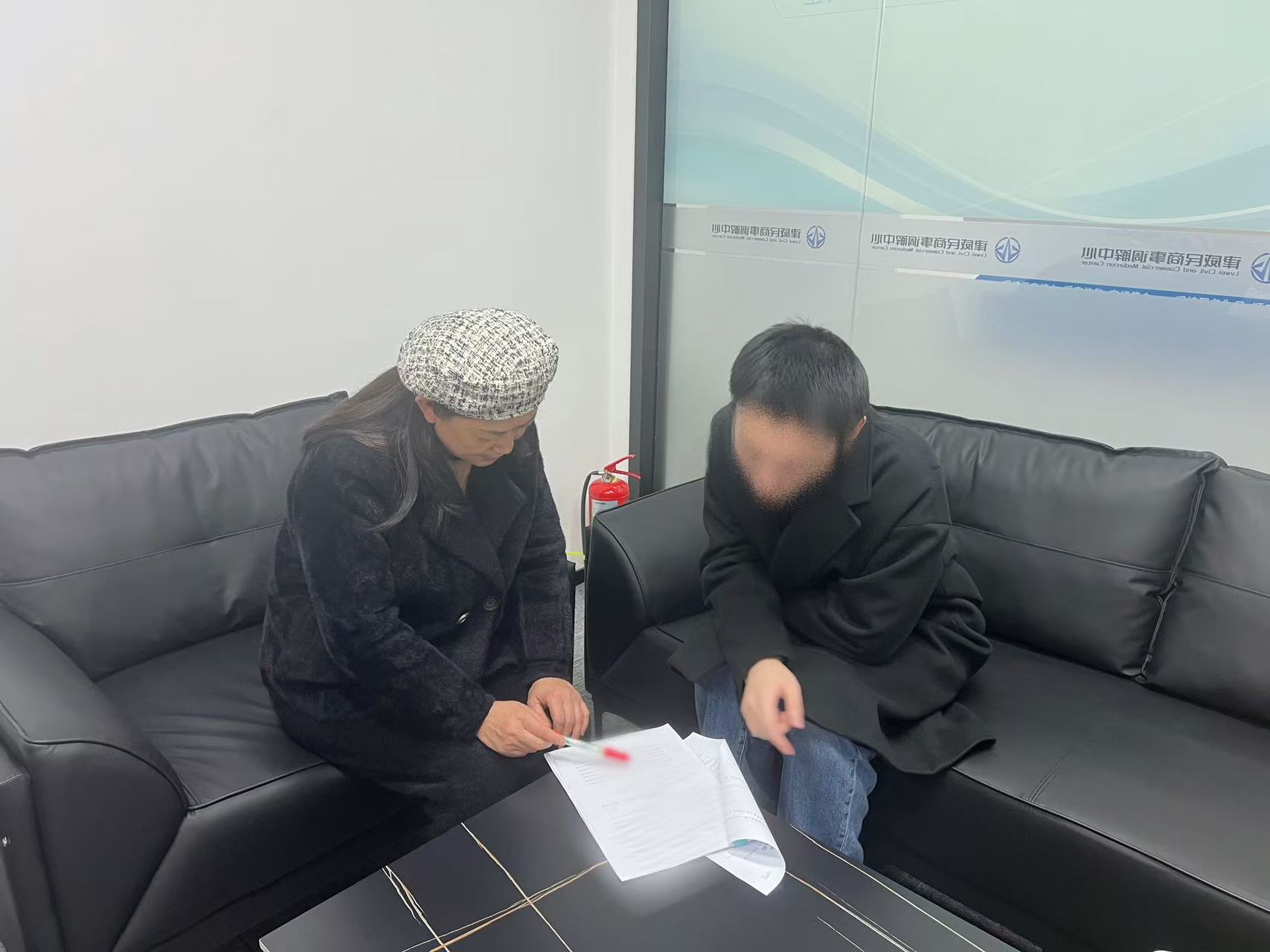 鄰里同窗債，“背靠背”調解顯溫情