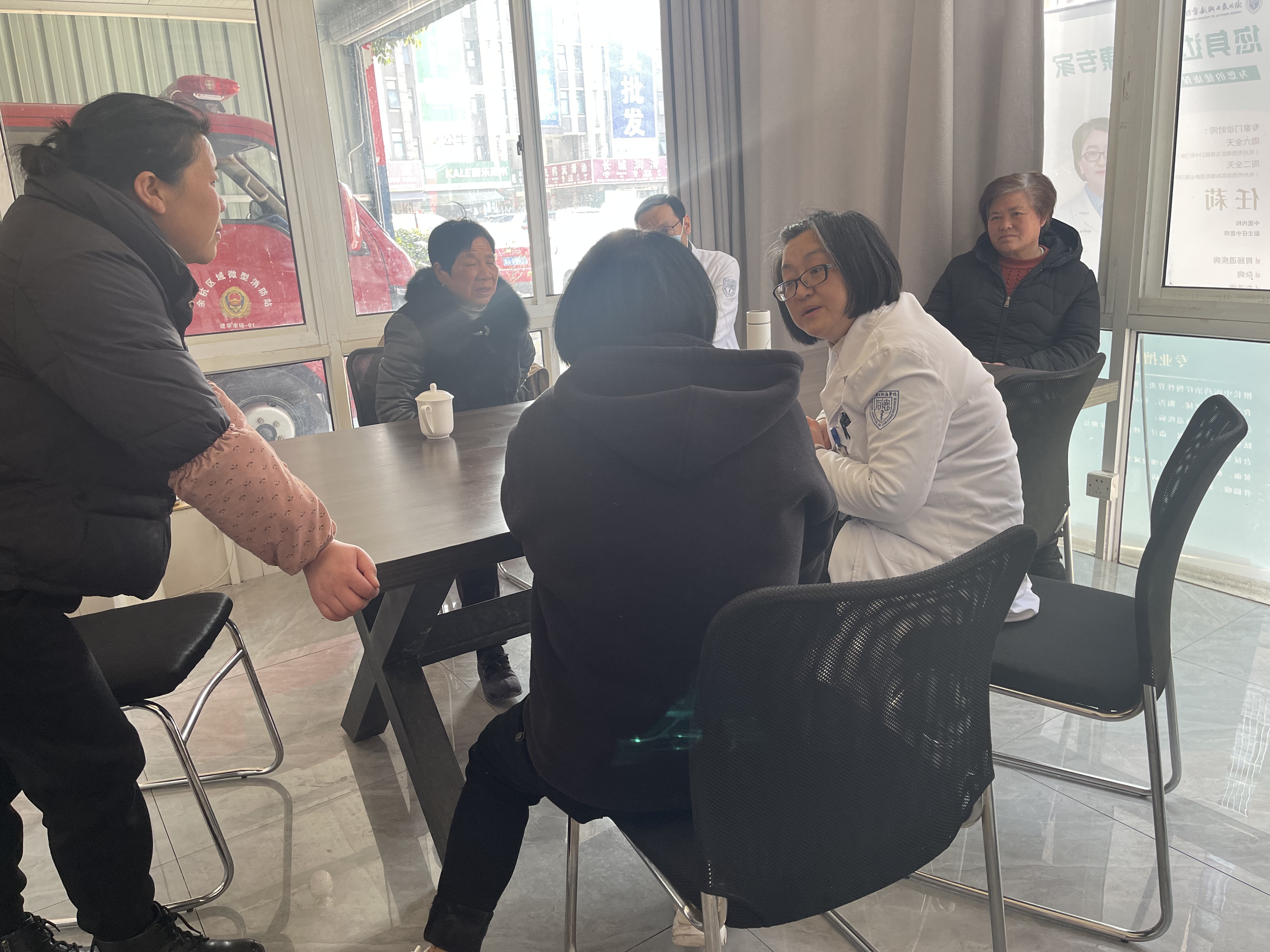   健康關(guān)愛(ài) 溫暖商戶——市場(chǎng)邀請(qǐng)省立同德醫(yī)院專家團(tuán)隊(duì)進(jìn)市場(chǎng)開(kāi)展義診活動(dòng) 