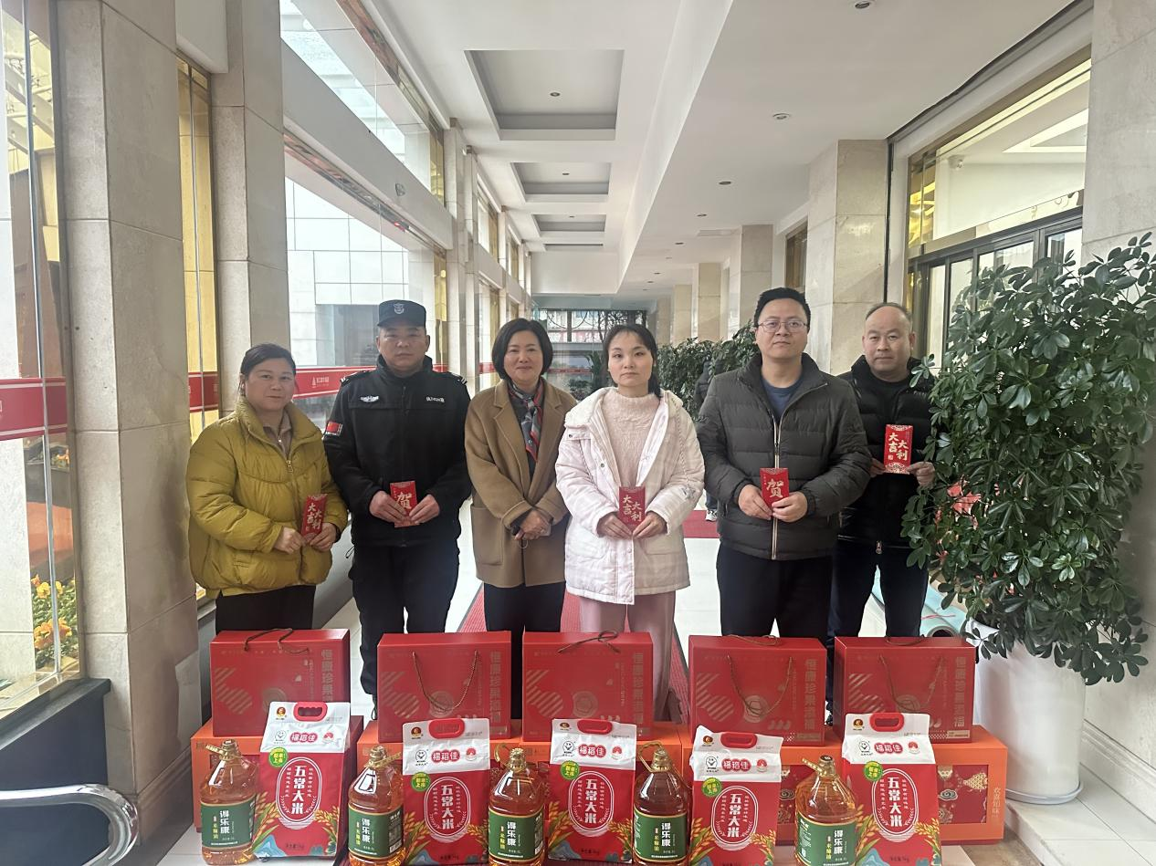 暖冬送關(guān)懷 同心迎新春——集團工會開展新春慰問活動