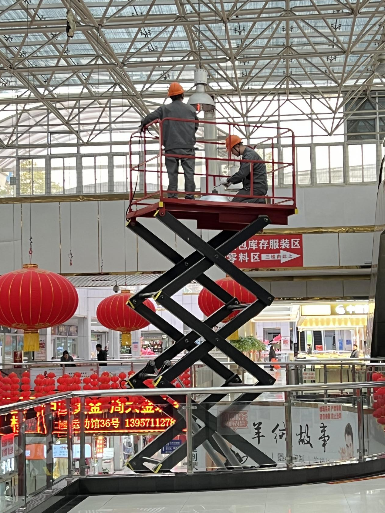 錢江商城開(kāi)展吊頂大燈更換工作