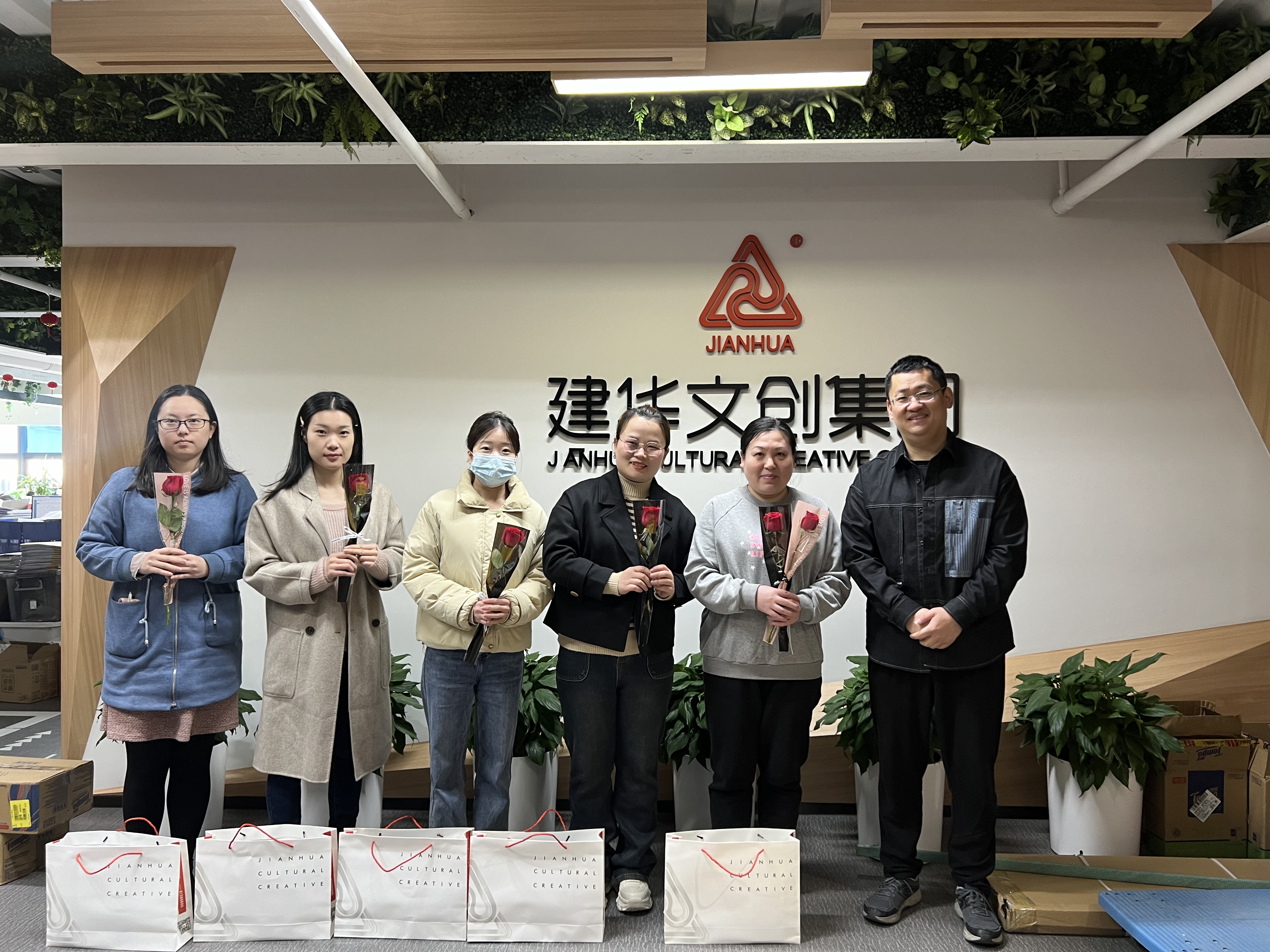 建華文創(chuàng)集團(tuán)工會(huì)開(kāi)展女神節(jié)慰問(wèn)活動(dòng)