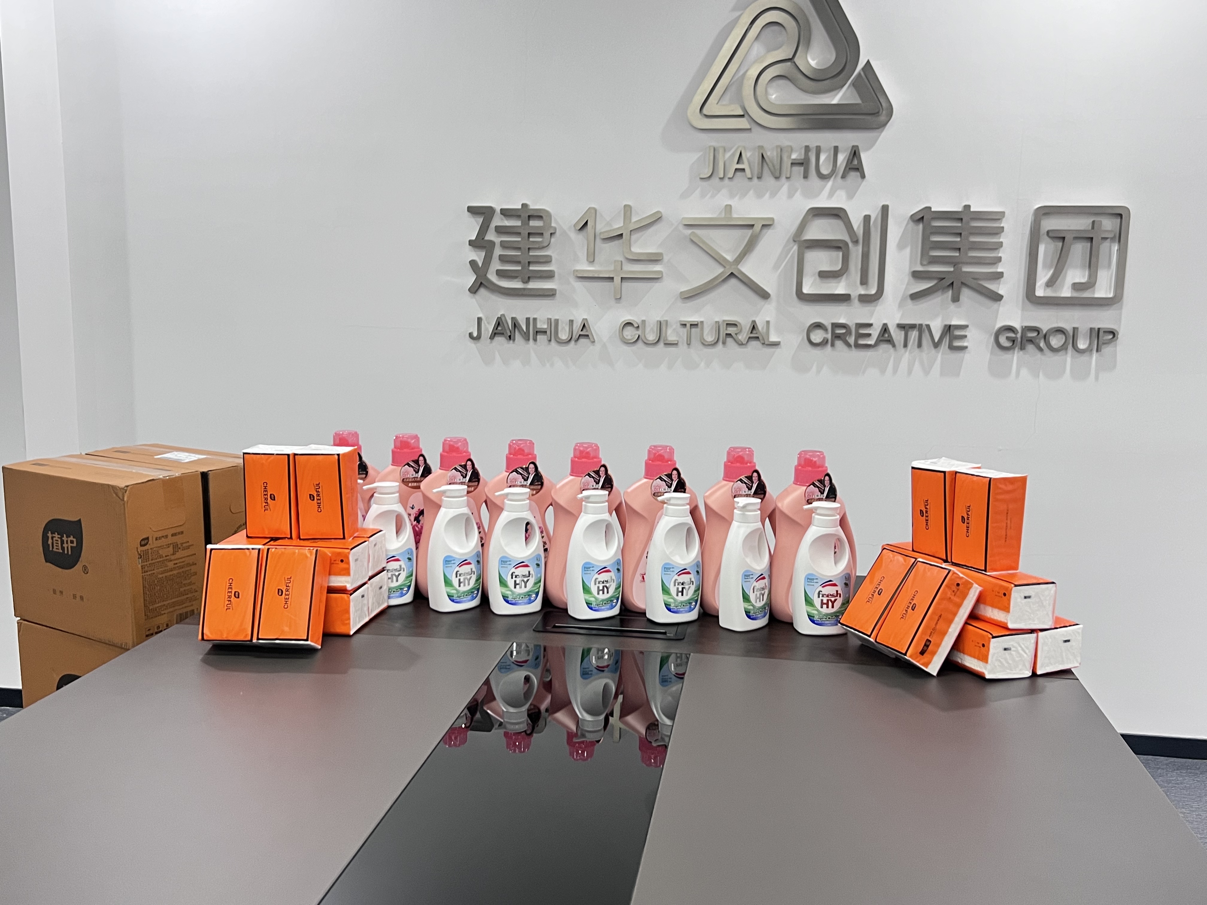 愛在春天，情暖三八——建華文創集團工會為女職工發放暖心福利