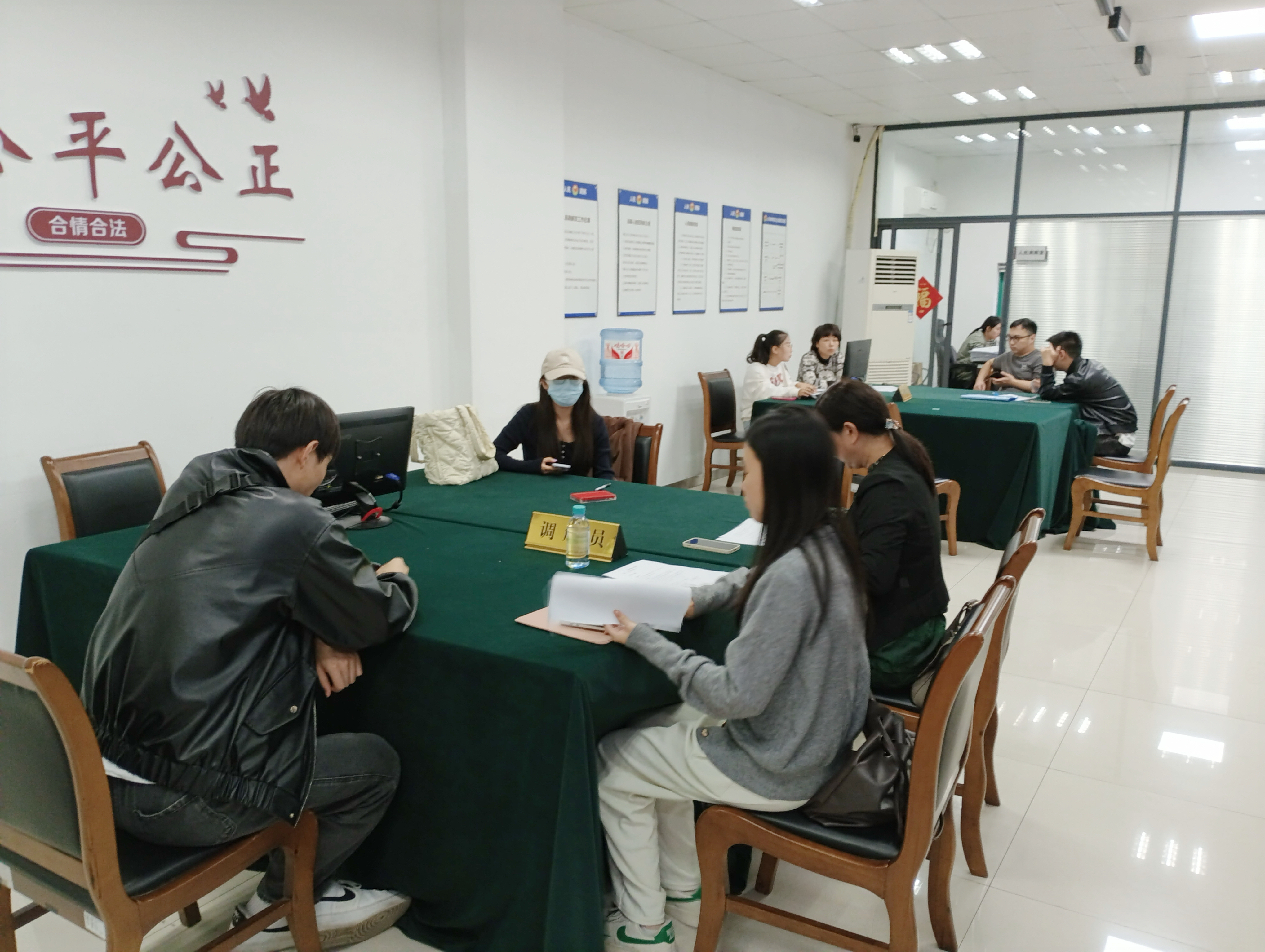 調解顯溫情，商業洪流中的信任與重生