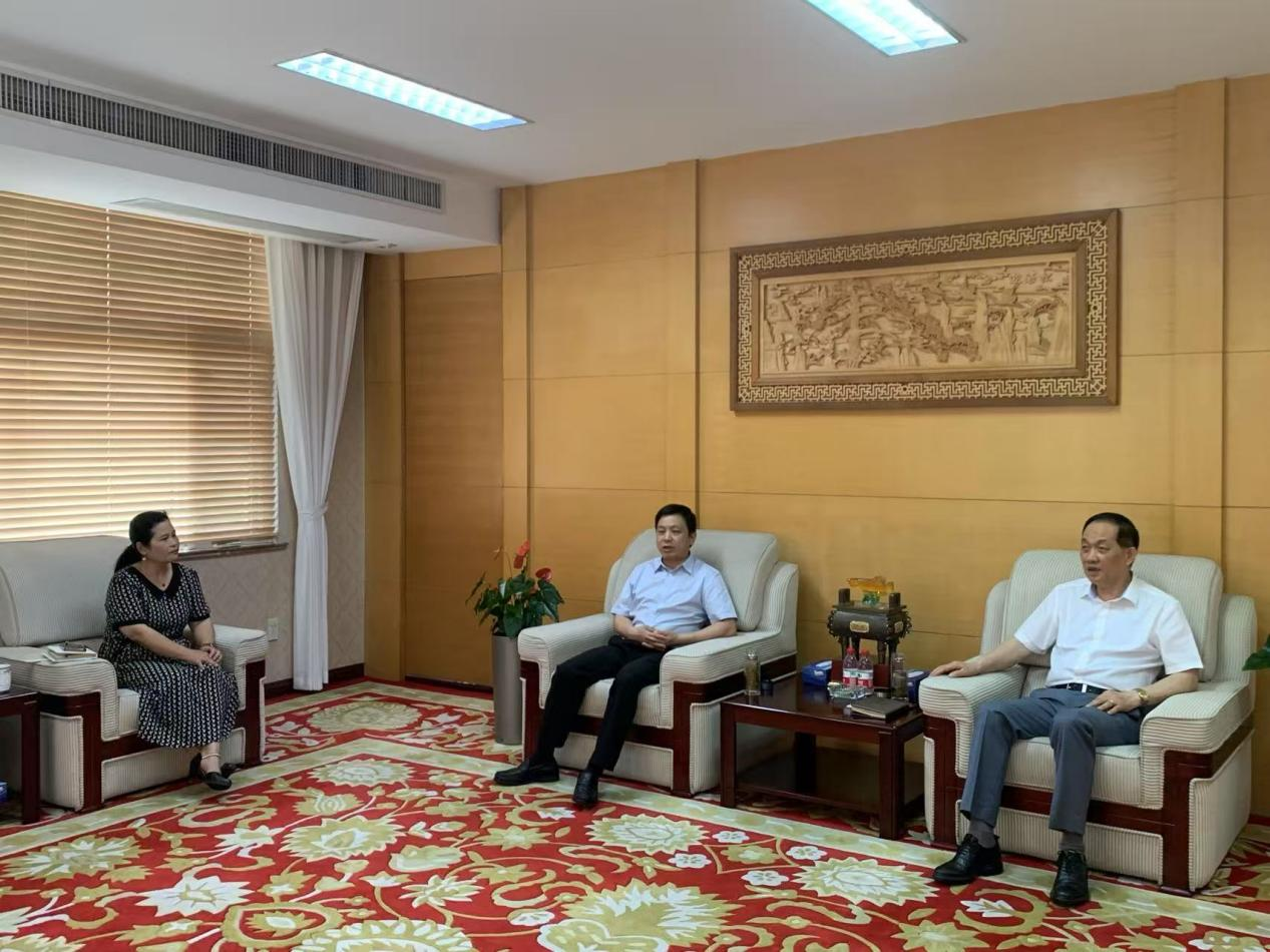 區領導赴集團慰問人大代表