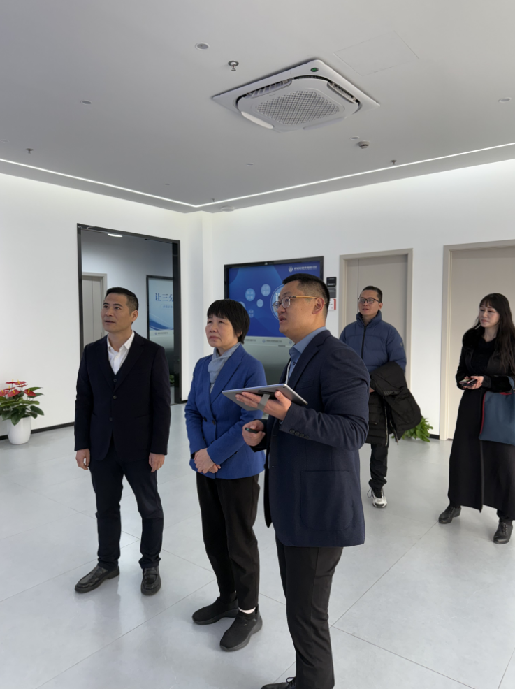 區政協主席楊國琴赴律威民商事調解中心調研