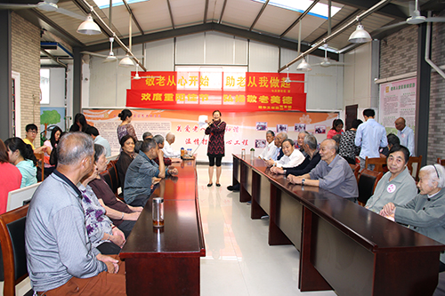 建華文創園黨支部團委走訪慰問七古登社區老人 (2).jpg